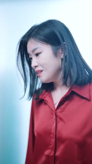《她与鸢尾同绽》短剧免费下载
